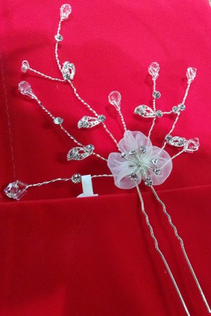 Forcina per capelli con fiore in tessuto e strass. € 9,90